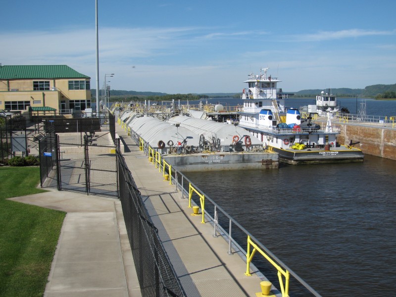 Tow barge locking up