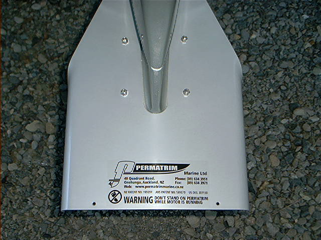 Used 6 stainless steel bolts and nuts (supplied with fins), very easy to install.