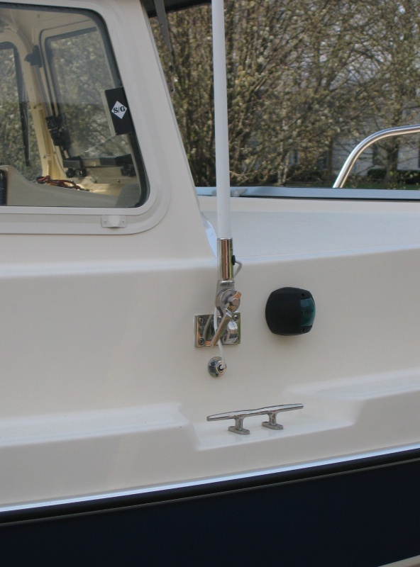 VHF antenna and mount