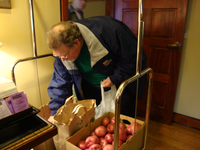Warren looks over those
beautiful red potatoes that
Roger brought to share with
us. Thanks, Roger!