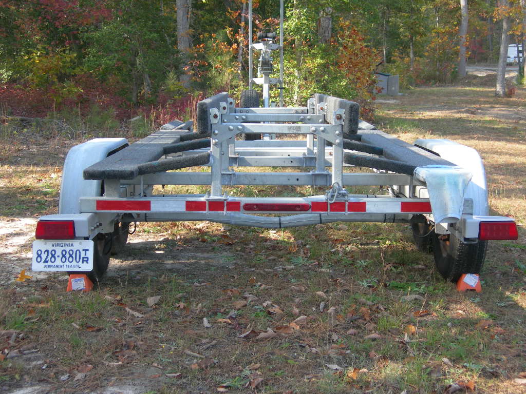 You can see the guides for the "Tunnel" between the hulls
